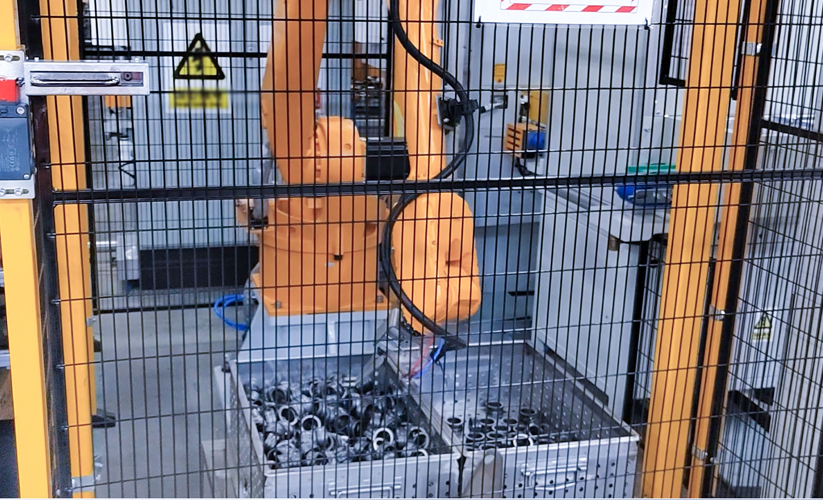 AI視覺引導反光軸承套無序上料 | 國際某大型汽車零部件廠 AI視覺引導反光軸承套無序上料 | 國際某大型汽車零部件廠